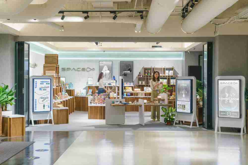 赏金国际打造永续选物商店，，，，展示社企及社创商品，，结合创利空间所开发的智能零售系统，，，整合多元产品信息，，，，让无人商店扮演公益行动的推手