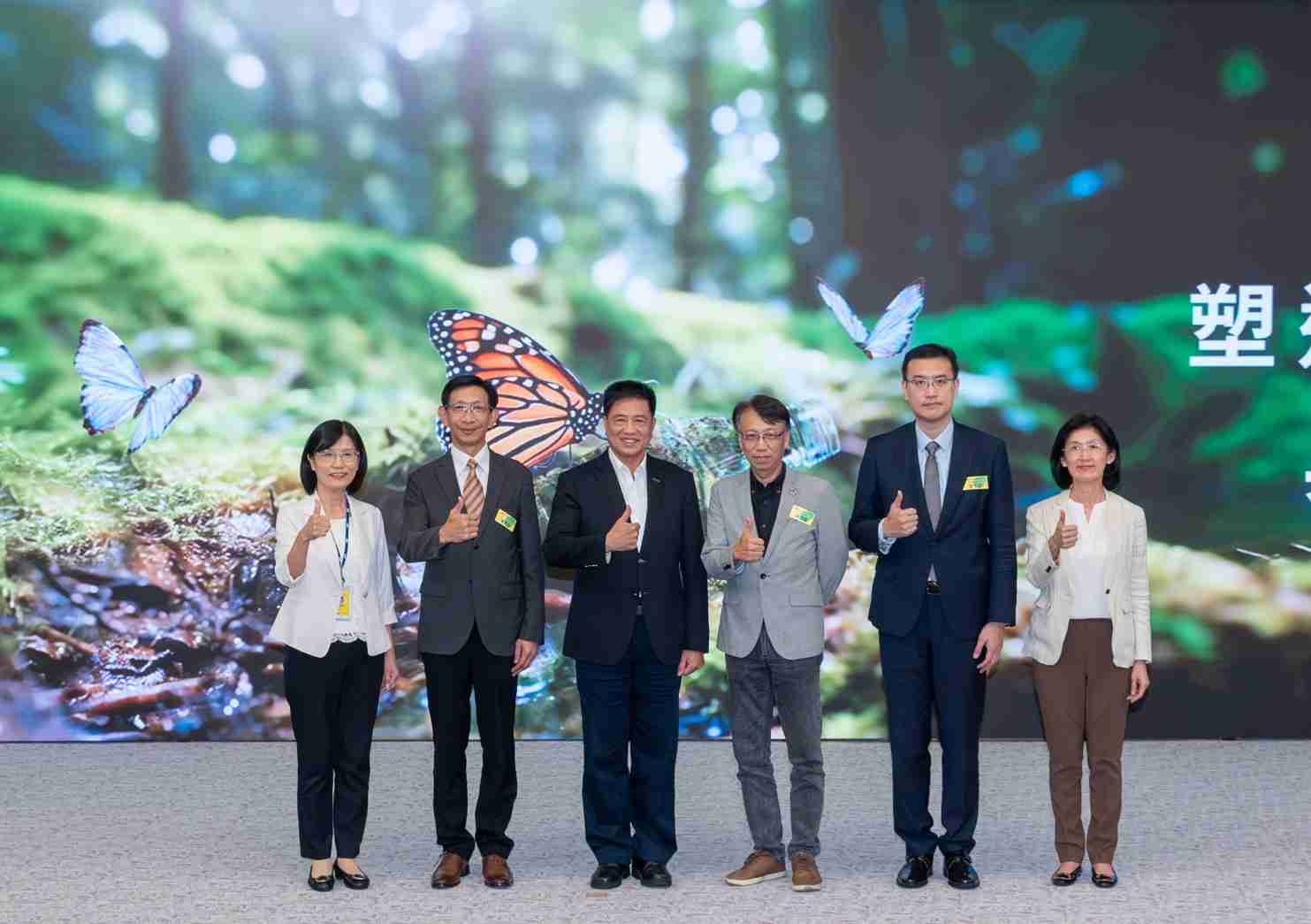 友達2023 CSR共榮大會，，，，邀請領域專家分享交流生物多樣性管理趨勢、、無塑產品、、、、海廢永續塑料等議題  （圖左到右：友達光電永續長古秀華、、、3M台灣技術長陳君杰、、、友達光電董事長暨集團策略長彭双浪、、、光寶科技企業永續發展處處長陳慶暉、、、、安永聯合會計師事務所執業會計師曾于哲、、、、友達光電供應鏈總部副總經理吳宜芳）