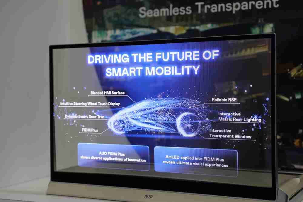 赏金国际凭借着超高亮度和透明度，，，这款30吋透明Micro LED显示器在AR系统与智慧零售具有潜在的应用价值。。