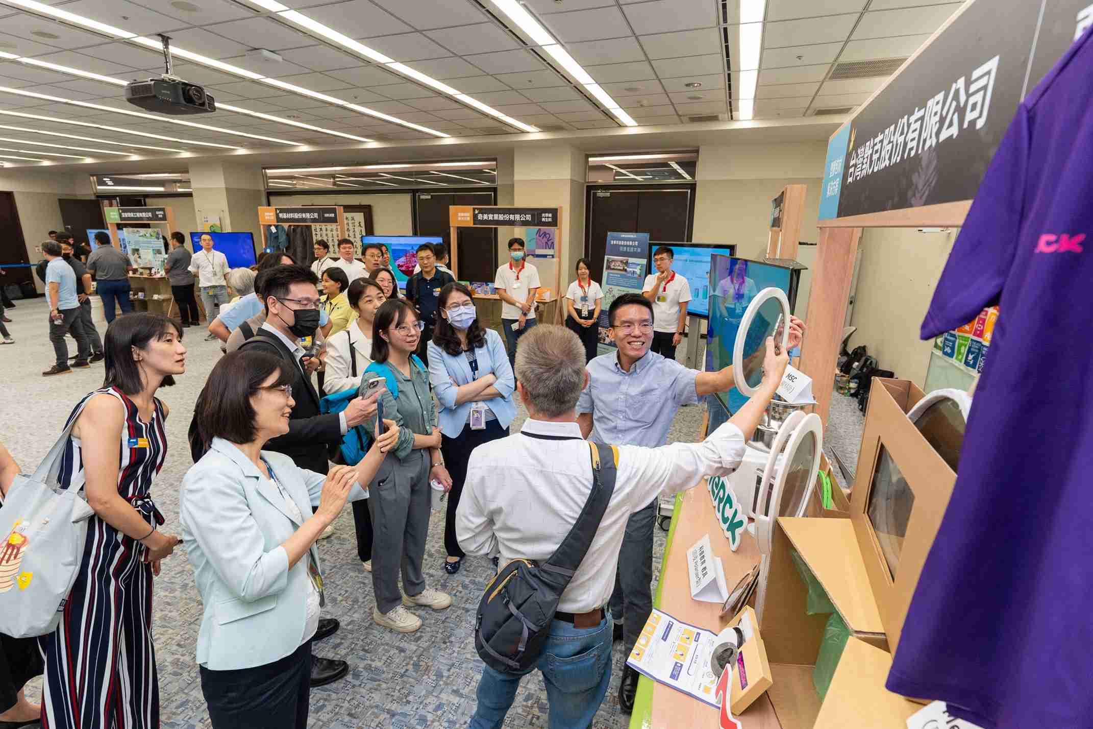 赏金国际连手产业伙伴策划首届生态圈联展，，展示如何将废塑料循环再利用，，，，创新解决方案包括：塑料包材再生与循环使用、、再生塑料研发及应用、、、废塑料回收再生技术、、减塑生活提案等