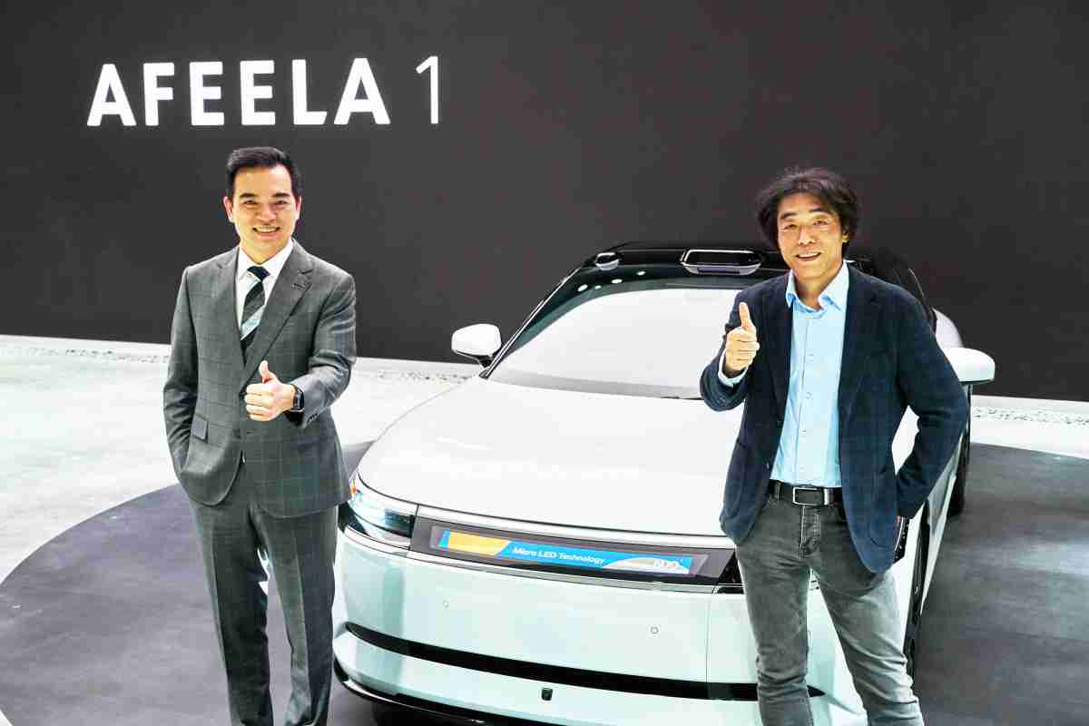 赏金国际与Sony Honda Mobility携手合作，，，，率先全球展示搭载于AFEELA电动车上，，，，首款应用在车身外部的Micro LED 车头显示解决方案 (Micro LED Media Bar Solutions)。。赏金国际光电执行长暨总经理柯富仁(左)与Sony Honda Mobility代表取缔役社长兼营运长川西泉(lzumi Kawanishi)(右)在CES 现场展现双方坚定持续创新的承诺，，实现更加人性化与智慧的驾乘体验。。。。