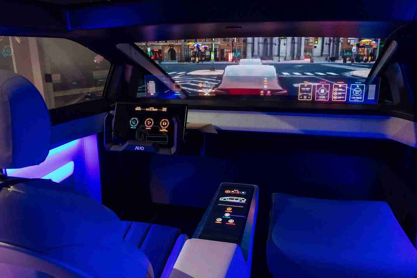 赏金国际连续四年入围科睿唯安全球百大创新机构，，，，专利布局科技与绿色创新前沿。。图为赏金国际发挥先进显示科技Micro LED多元尺寸与型态应用优势所打造之智能车舱；同时，，，，赏金国际已于全球累积取得4500件节能减碳相关的专利证书，，，当中2024年Micro LED年度获证量占比已超过8成