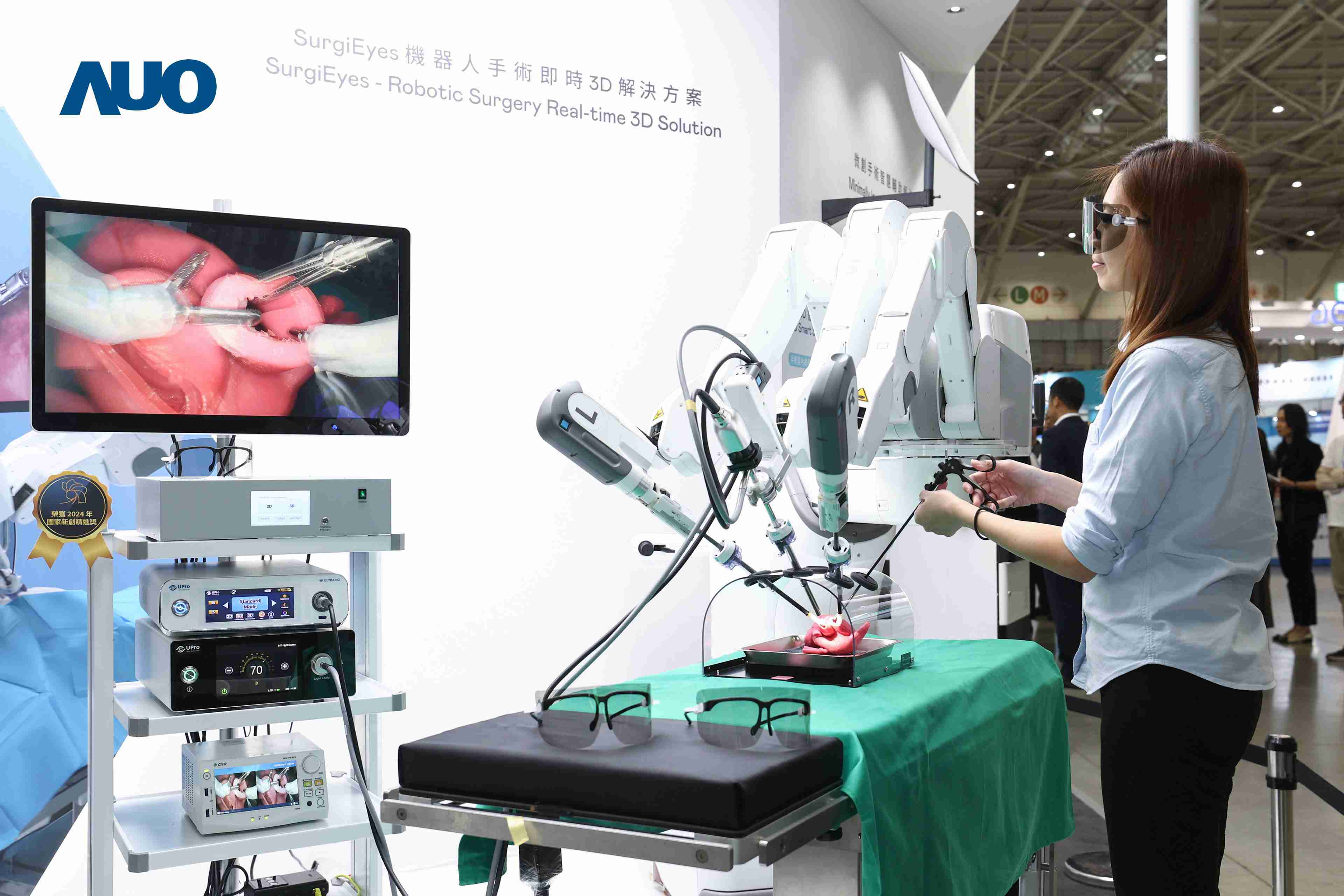 达擎以领先的3D显示技术推出〝SurgiEyes机器人手术实时3D解决方案〞，，，整合先进3D图像处理与独家3D垂直宽视角、、广色域的显示技术，，，手术团队可实时同步主刀医师视角看到清晰3D影像，，，提升沟通效率与安全性。。。